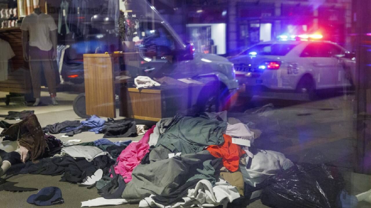 El caos se produjo después de una protesta por la decisión de un juez de desestimar los cargos contra un exoficial de policía, pero las autoridades dijeron que no había relación.
