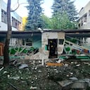 Esta imagen, distribuida por el canal oficial de Telegram del gobernador de la región de Moscú, Andrei Vorobyev, muestra un edificio dañado en un ataque con drones ucranianos en Elektrostal, en la región de Moscú.