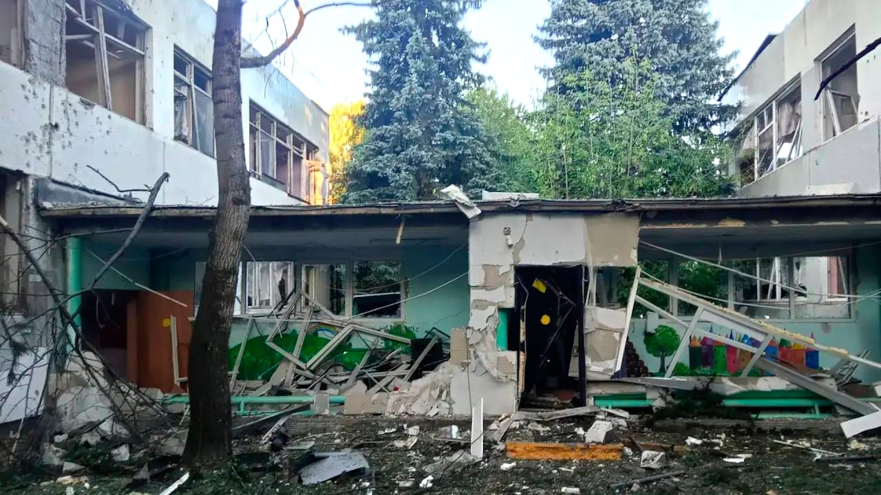 Esta imagen, distribuida por el canal oficial de Telegram del gobernador de la región de Moscú, Andrei Vorobyev, muestra un edificio dañado en un ataque con drones ucranianos en Elektrostal, en la región de Moscú.