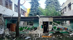 Esta imagen, distribuida por el canal oficial de Telegram del gobernador de la región de Moscú, Andrei Vorobyev, muestra un edificio dañado en un ataque con drones ucranianos en Elektrostal, en la región de Moscú.