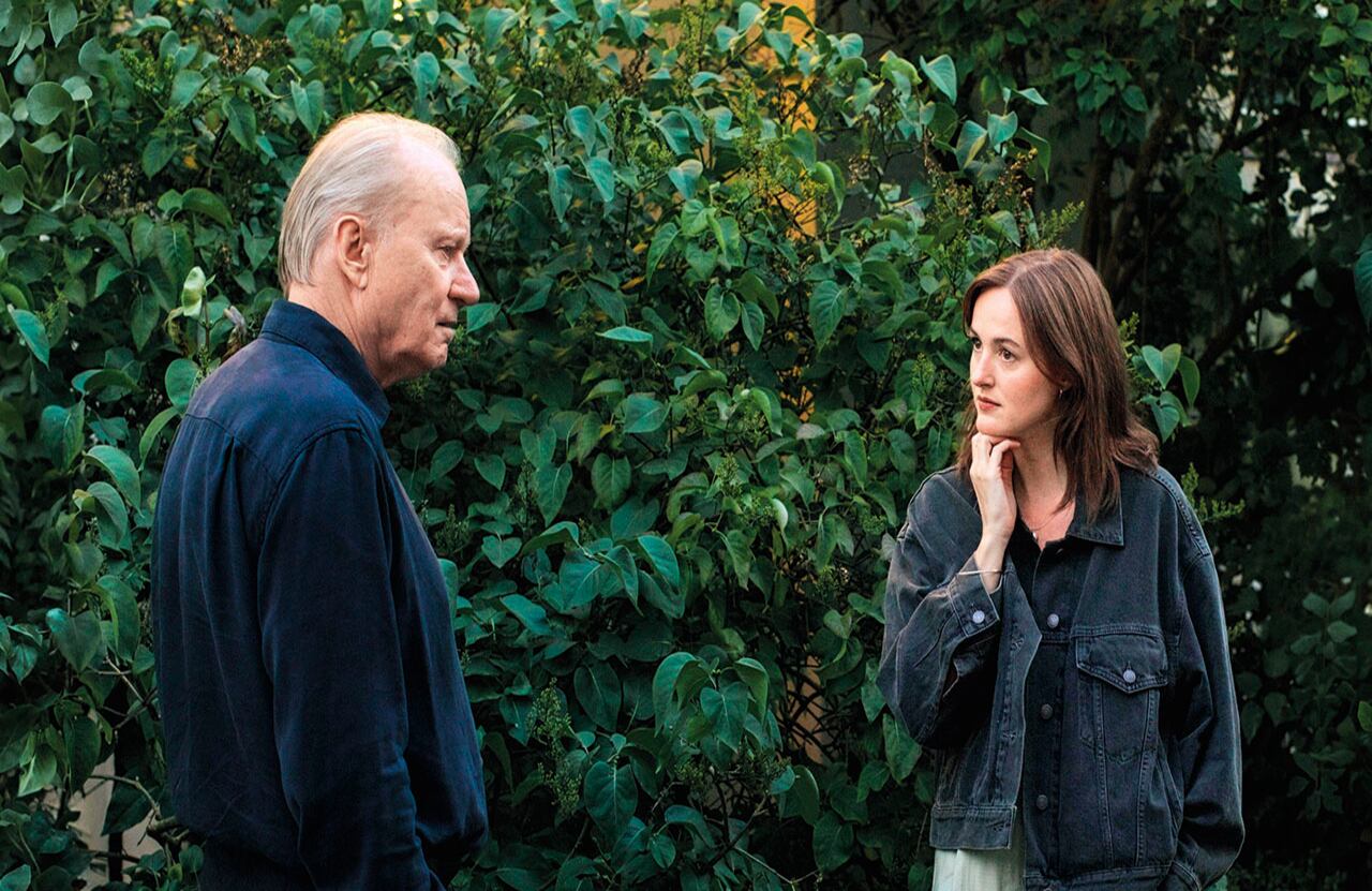 Joachim Trier escribió la película para Renate Reinsve y Stellan Skarsgård, y congregó un reparto soñado que incluye a Elle Fanning. 