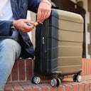 Usar candados siempre es una buena forma de proteger las maletas de viaje.