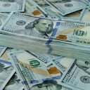 Apilamiento de billetes de banco en dólares estadounidenses.