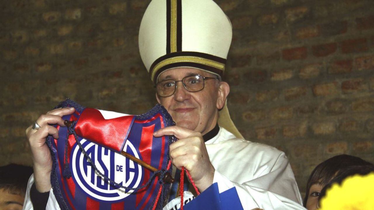 El Papa Francisco con una bandera de San Lorenzo.