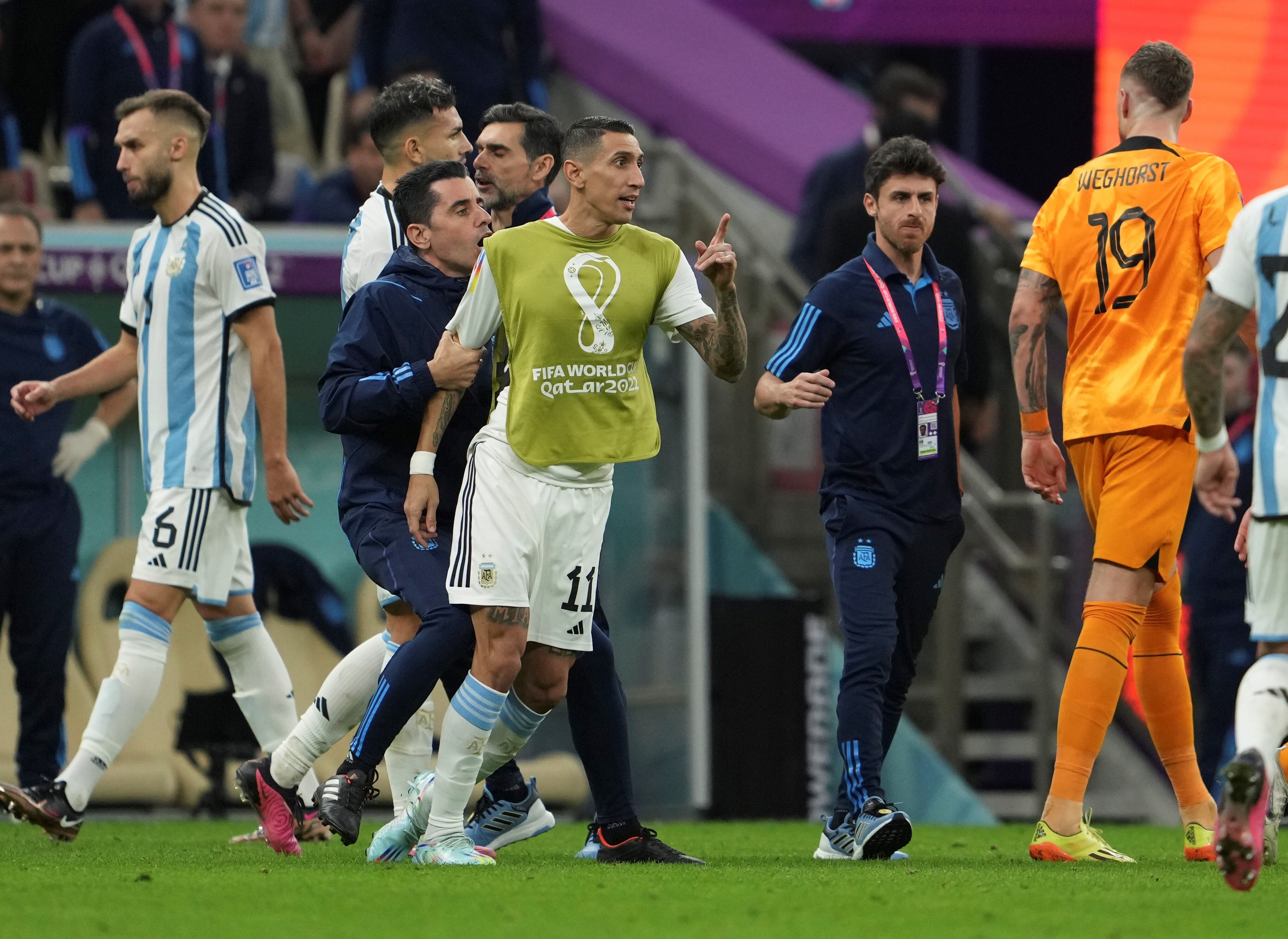 Ángel Di María en la pelea con jugadores de Países Bajos.
