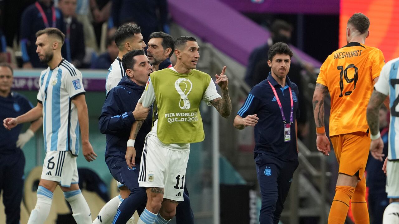Ángel Di María en la pelea con jugadores de Países Bajos.