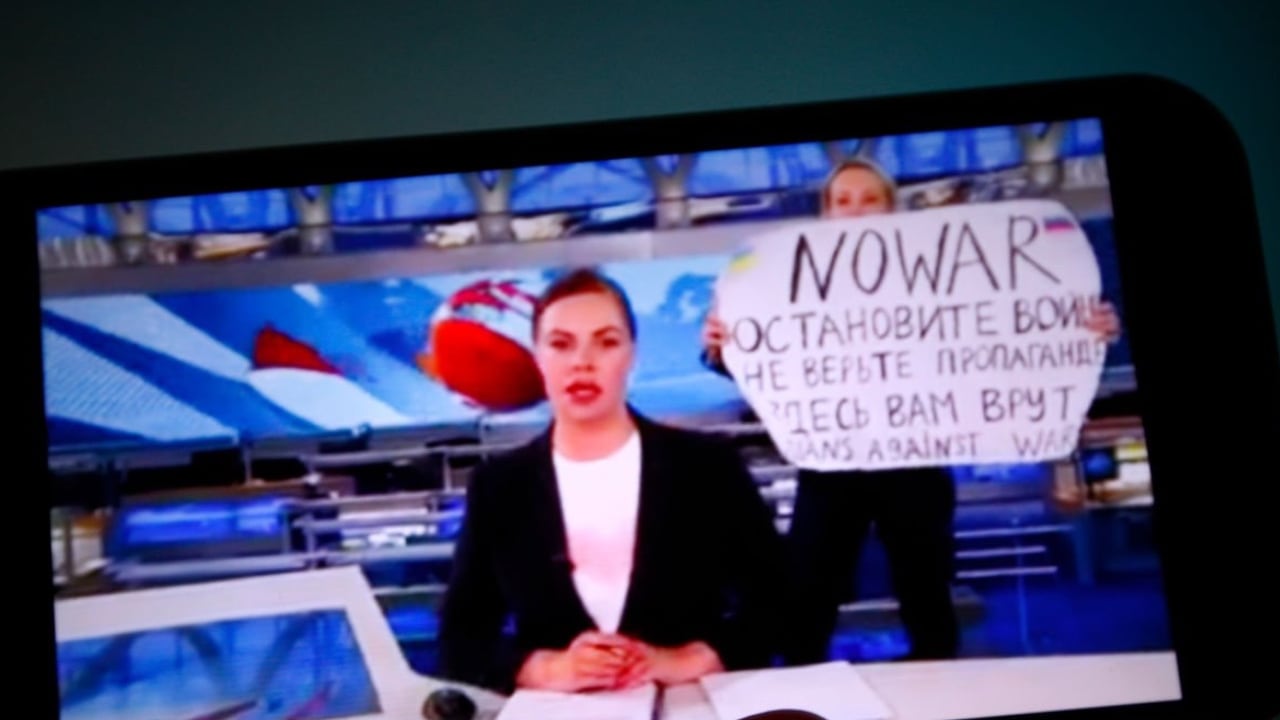 Marina Ovsyannikova fue la periodista que protestó en medio de una emisión de un noticiero contra la invasión de Rusia a Ucrania.