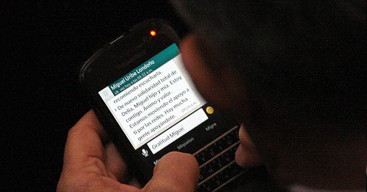 Uno de los chats de aliento que recibió el expresidente Uribe. Foto: León Darío Peláez / SEMANA