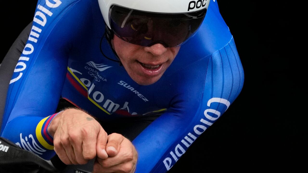 Rigoberto Uran de Colombia compite durante la contrarreloj individual de ciclismo masculino en los Juegos Olímpicos de Verano de 2020, el miércoles 28 de julio de 2021, en Oyama, Japón. (Foto AP / Christophe Ena)