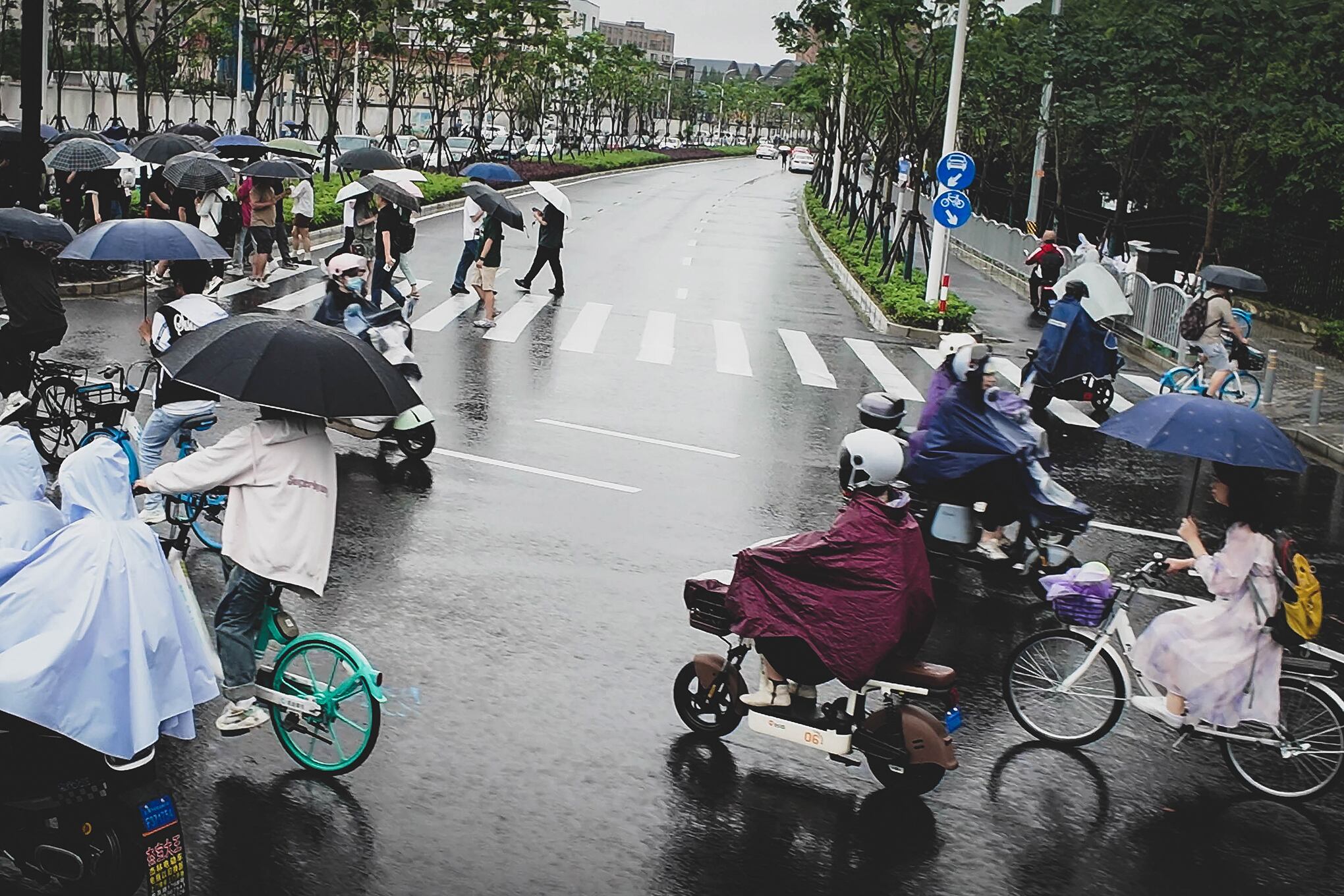 Los chinos usan mucho la bicicleta y las motos eléctricas en Shanghái