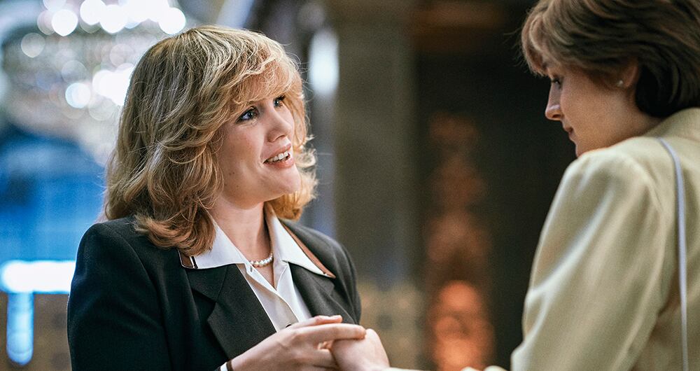 Camilla Parker, hoy muy popular, podría ser la próxima reina de Inglaterra, pero la serie revive los hechos por los que llegó a ser la mujer más odiada del mundo. La muestran como una adúltera. 