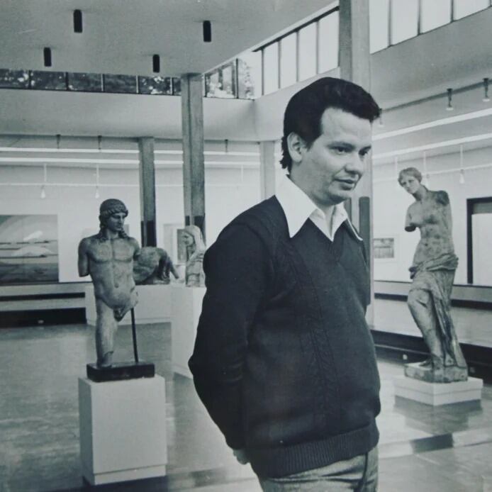 Fue director del Museo de Arte de la Universidad Nacional y, al momento de su retiro, se desempeñaba en la dirección del Instituto de Investigaciones Estéticas de la misma institución.