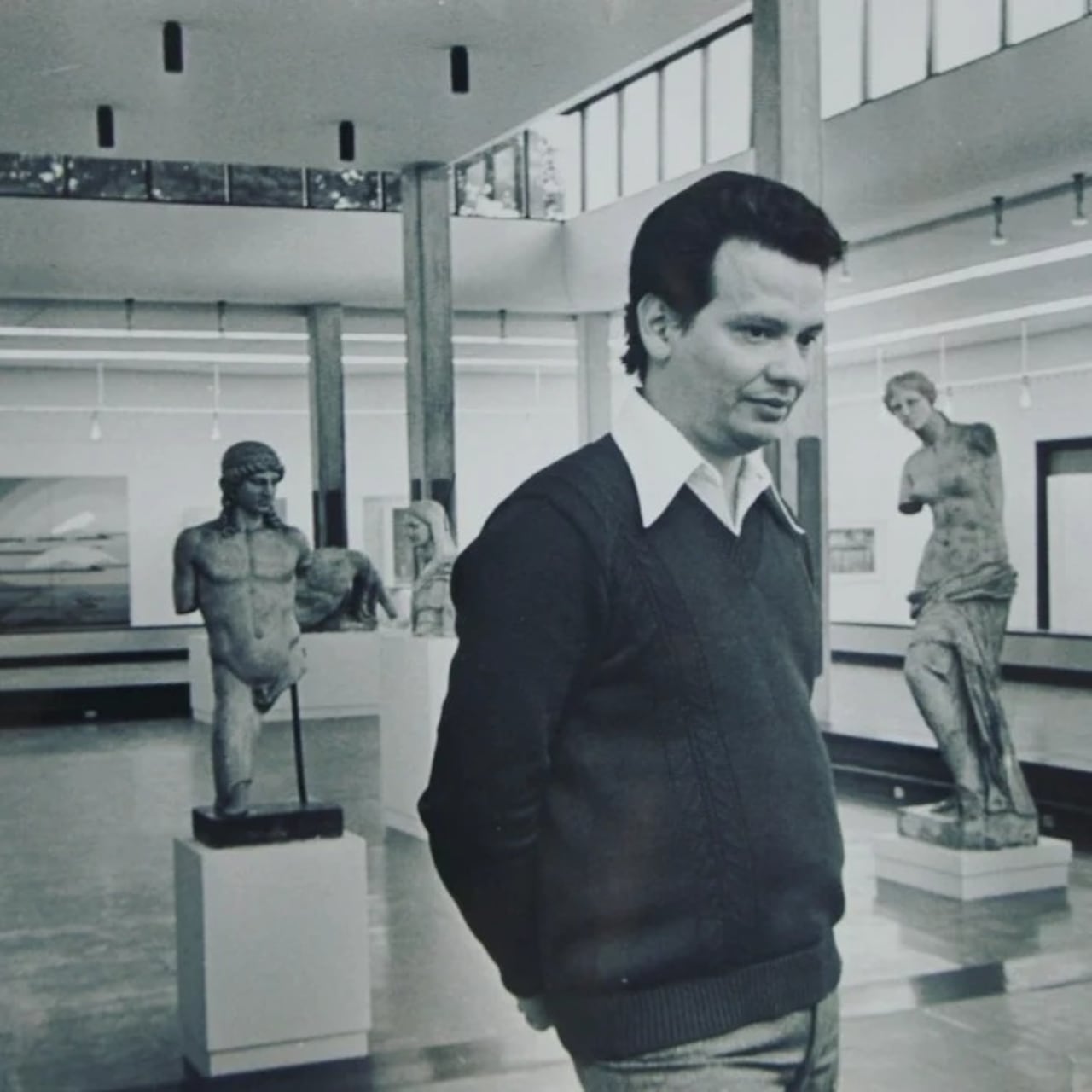 Fue director del Museo de Arte de la Universidad Nacional y, al momento de su retiro, se desempeñaba en la dirección del Instituto de Investigaciones Estéticas de la misma institución.