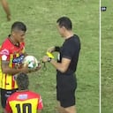 Jhonny Vásquez se fundió en un abrazo con Wilmar Roldán tras el pitazo final del partido de Pereira vs. Equidad
