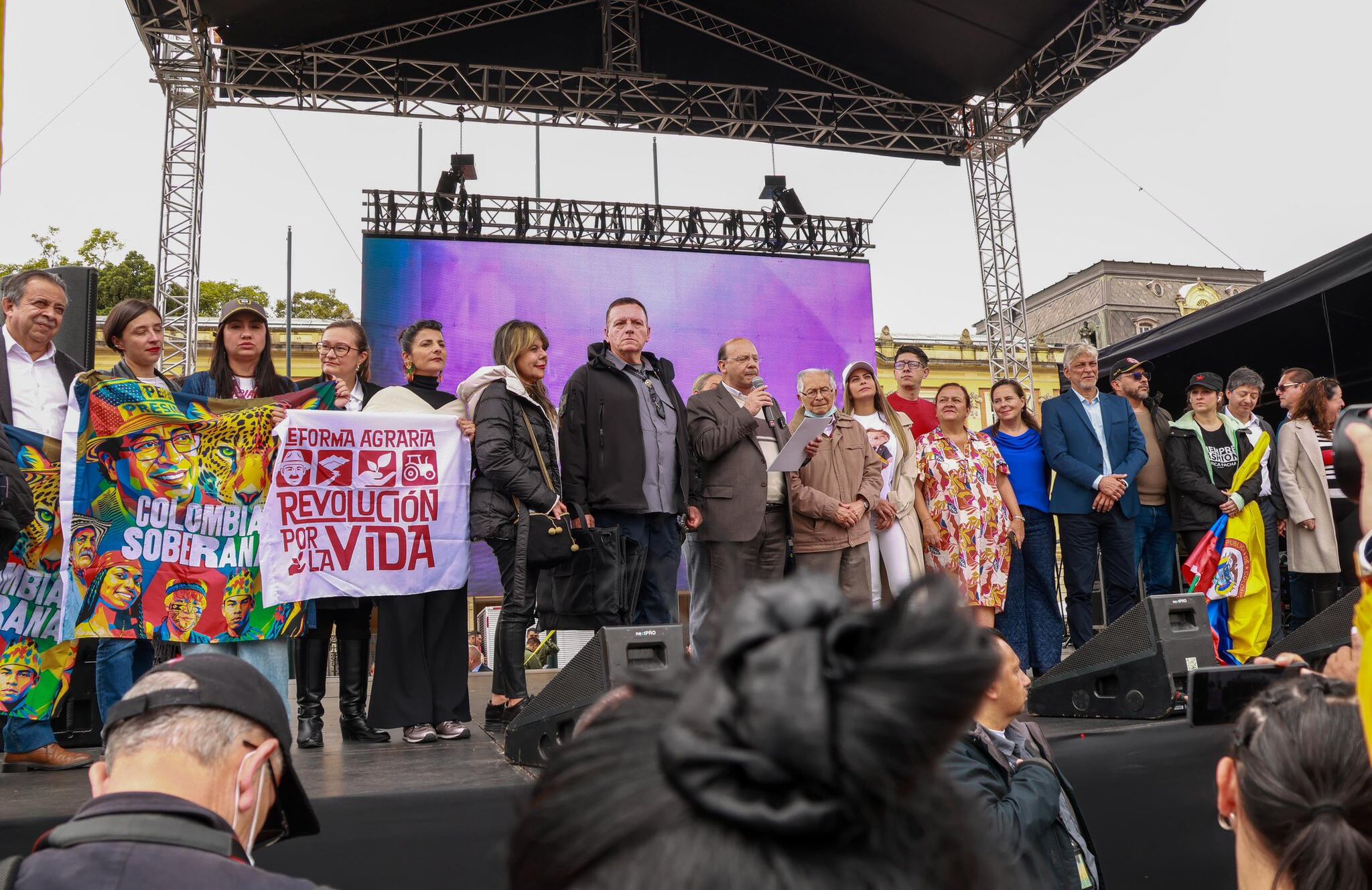 Concentración en la Plaza de Bolívar en apoyo a Gustavo Petro en su visita a la Casa Blanca.
