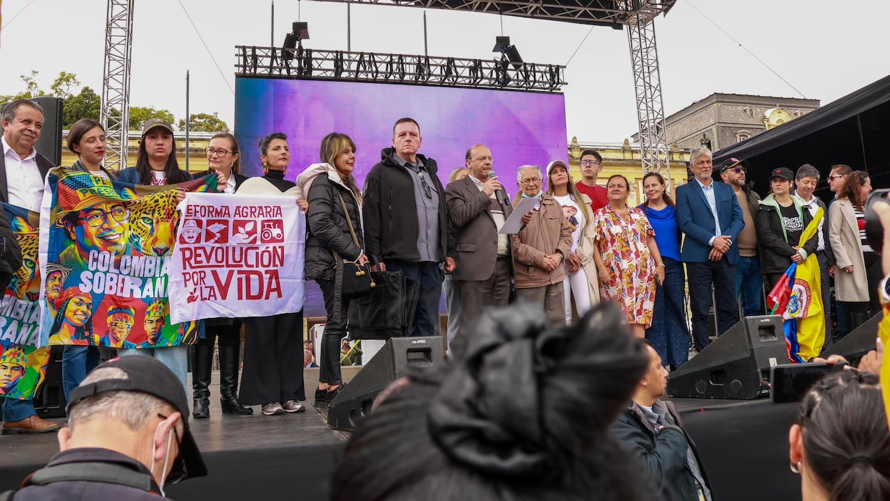 Concentración en la Plaza de Bolívar en apoyo a Gustavo Petro en su visita a la Casa Blanca.