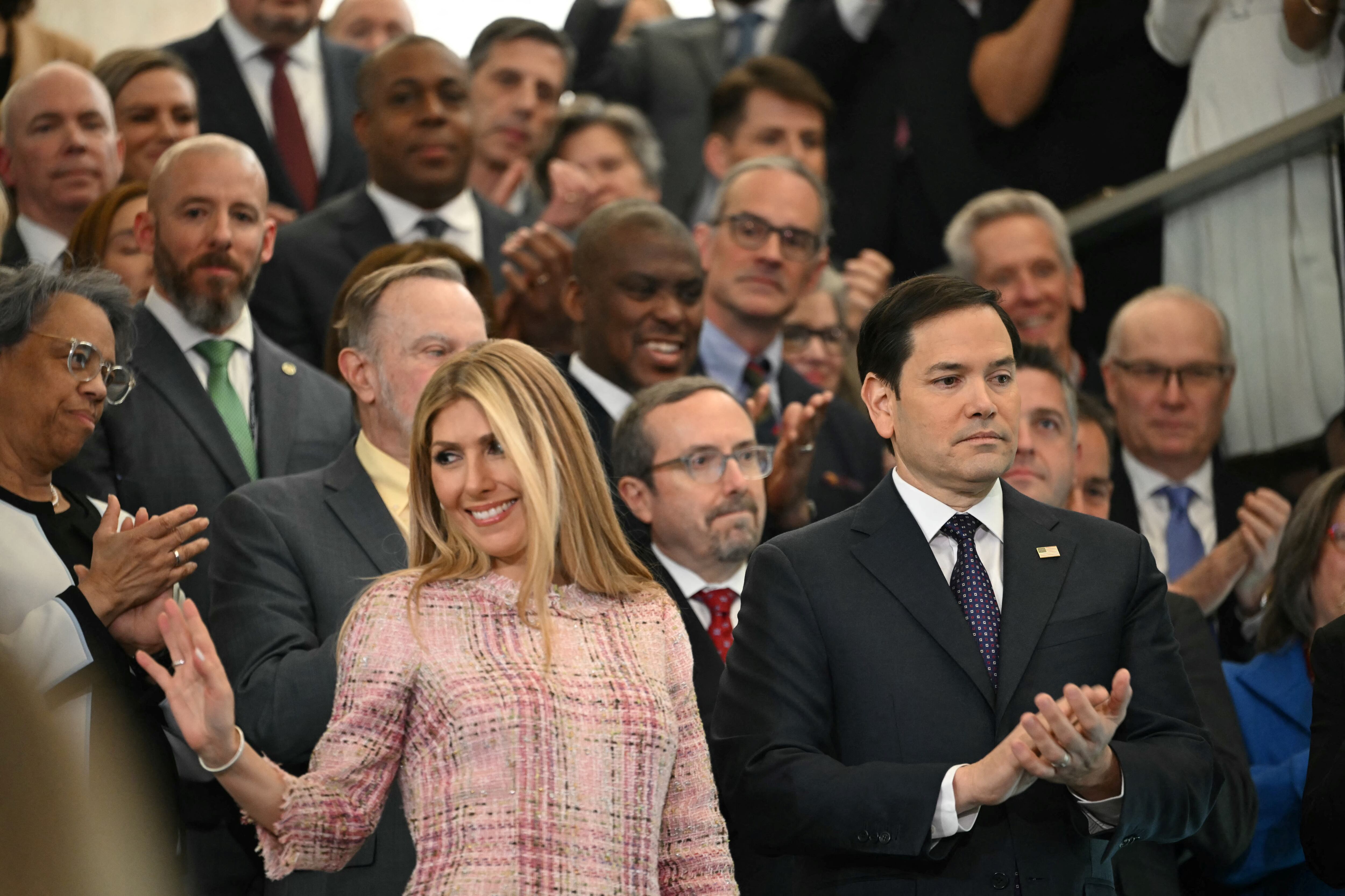 Estados Unidos, Marco Rubio, y su esposa Jeanette Rubio llegan al Departamento de Estado en Washington, DC, el 21 de enero de 2025. El Senado de los Estados Unidos aprobó por unanimidad a Rubio como Secretario de Estado el 20 de enero, colocando al senador en la primera línea de La diplomacia a menudo conflictiva del presidente Donald Trump.