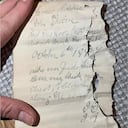 Se trataba de una botella de whisky vacía que estaba escondida bajo el suelo de la casa y dentro del envase se encontraba una antigua nota