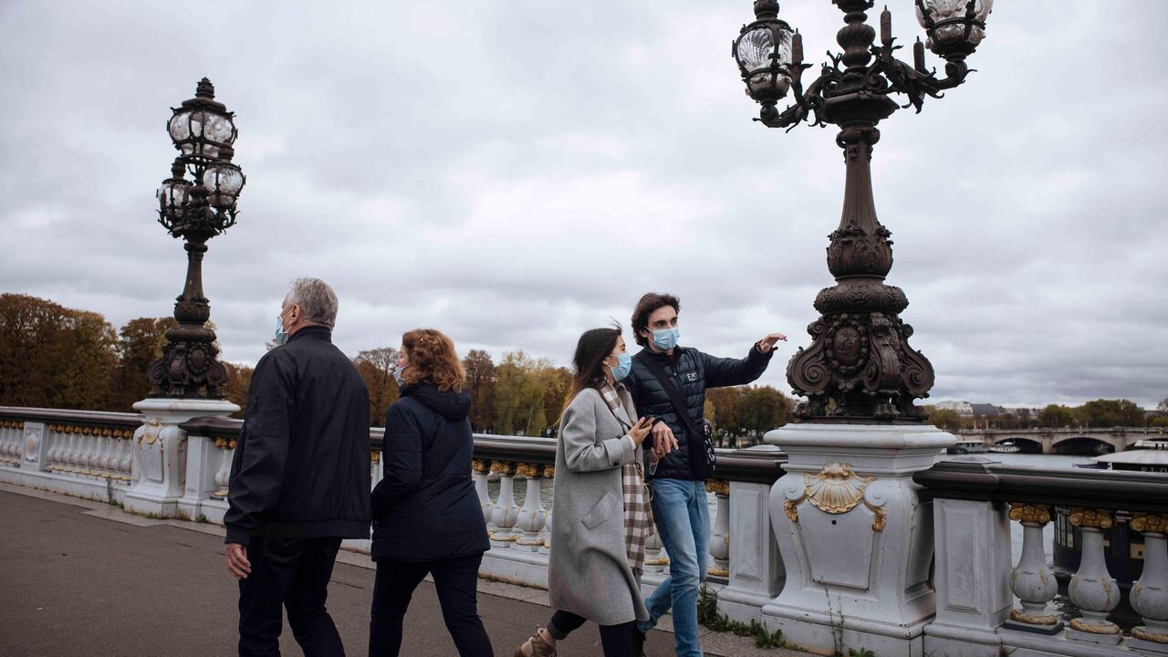 Francia aprobó el pasaporte sanitario para ingresar a algunos establecimientos públicos.