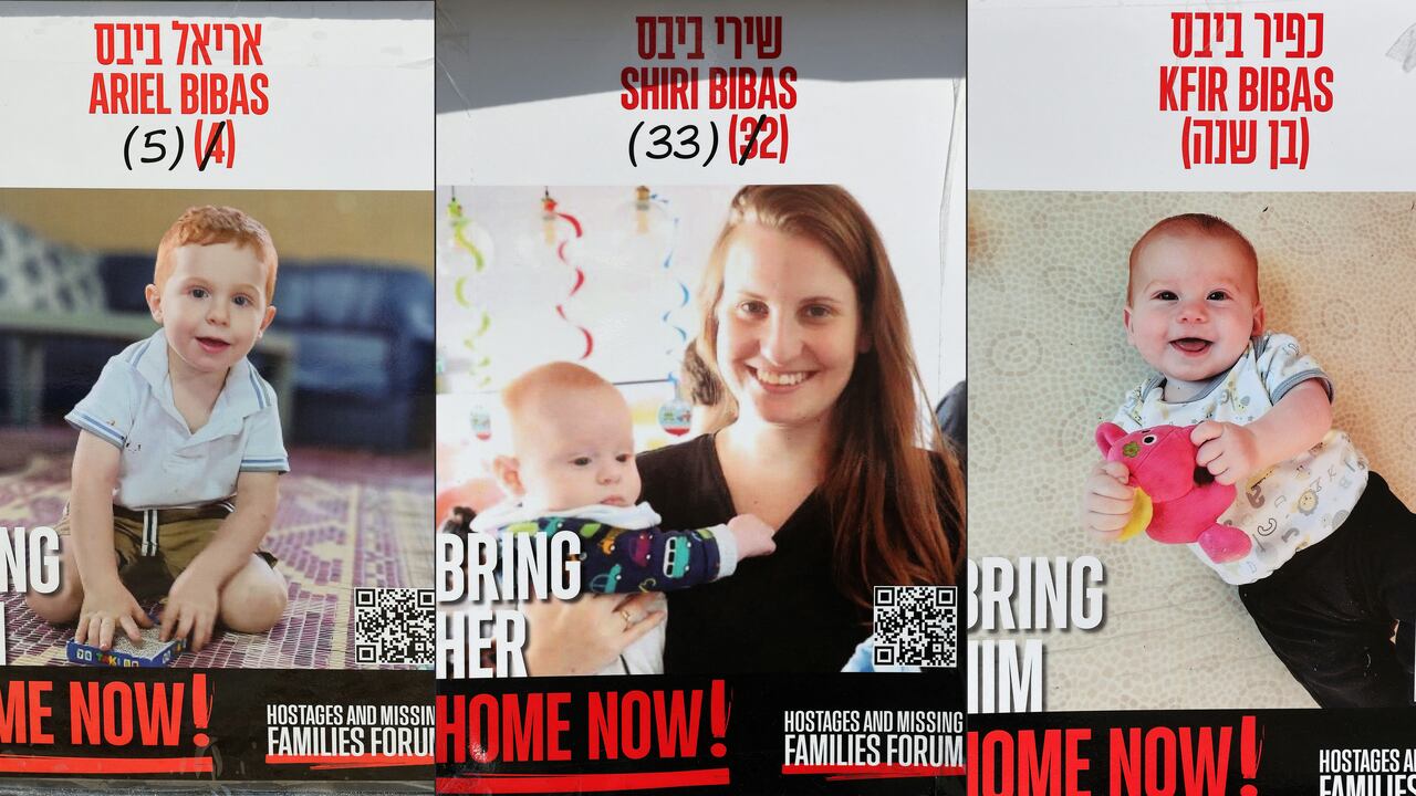 Carteles con los retratos de los rehenes israelíes Shiri Bibas (C) y sus dos hijos Ariel (L) y Kfir (R), retenidos en la Franja de Gaza desde el ataque del 7 de octubre de 2023.