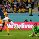 Enner Valencia de Ecuador anota el primer gol de su equipo durante el partido de fútbol del grupo A de la Copa Mundial entre Holanda y Ecuador, en el Estadio Internacional Khalifa en Doha, Qatar, el viernes 25 de noviembre de 2022.