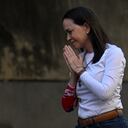 La líder de la oposición venezolana María Corina Machado hace gestos durante una protesta convocada por la oposición en vísperas de la toma de posesión presidencial, en Caracas el 9 de enero de 2025.