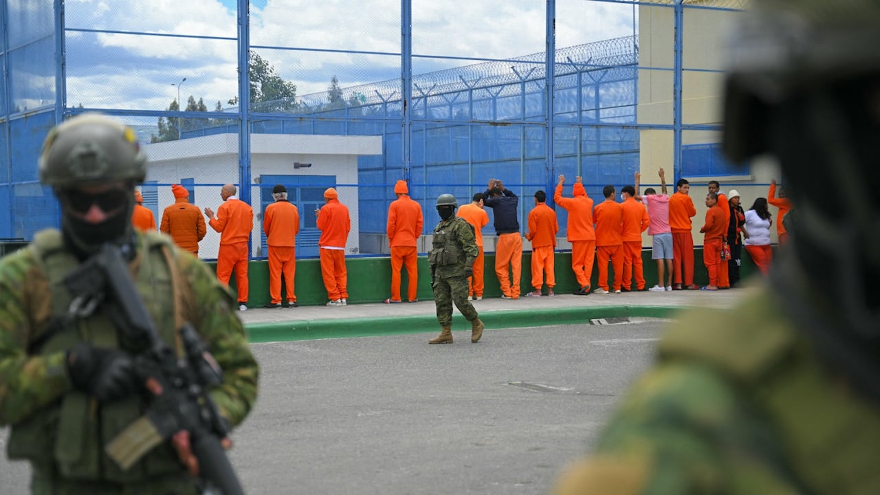 Miembros del Ejército durante un recorrido con la prensa en el Centro Regional de Rehabilitación Social Centro Norte de Cotopaxi en Latacunga, Ecuador, el 22 de febrero de 2024.
