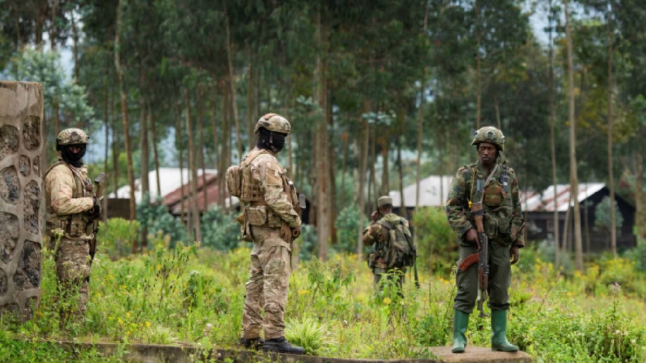 Archivo: Soldados de las Fuerzas de Defensa de Kenia (KDF) y rebeldes congoleños del M23, cerca de Goma, provincia de Kivu del Norte de la República Democrática del Congo