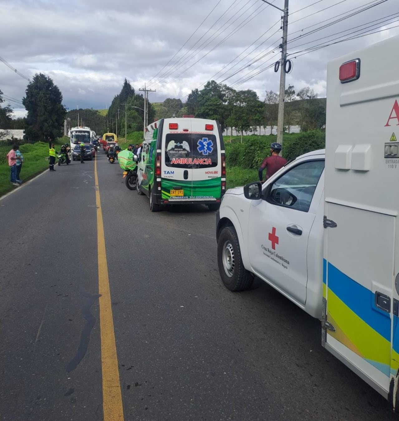 Videos en redes sociales muestran a ciclistas brindando asistencia a la víctima hasta la llegada de los servicios de emergencia.