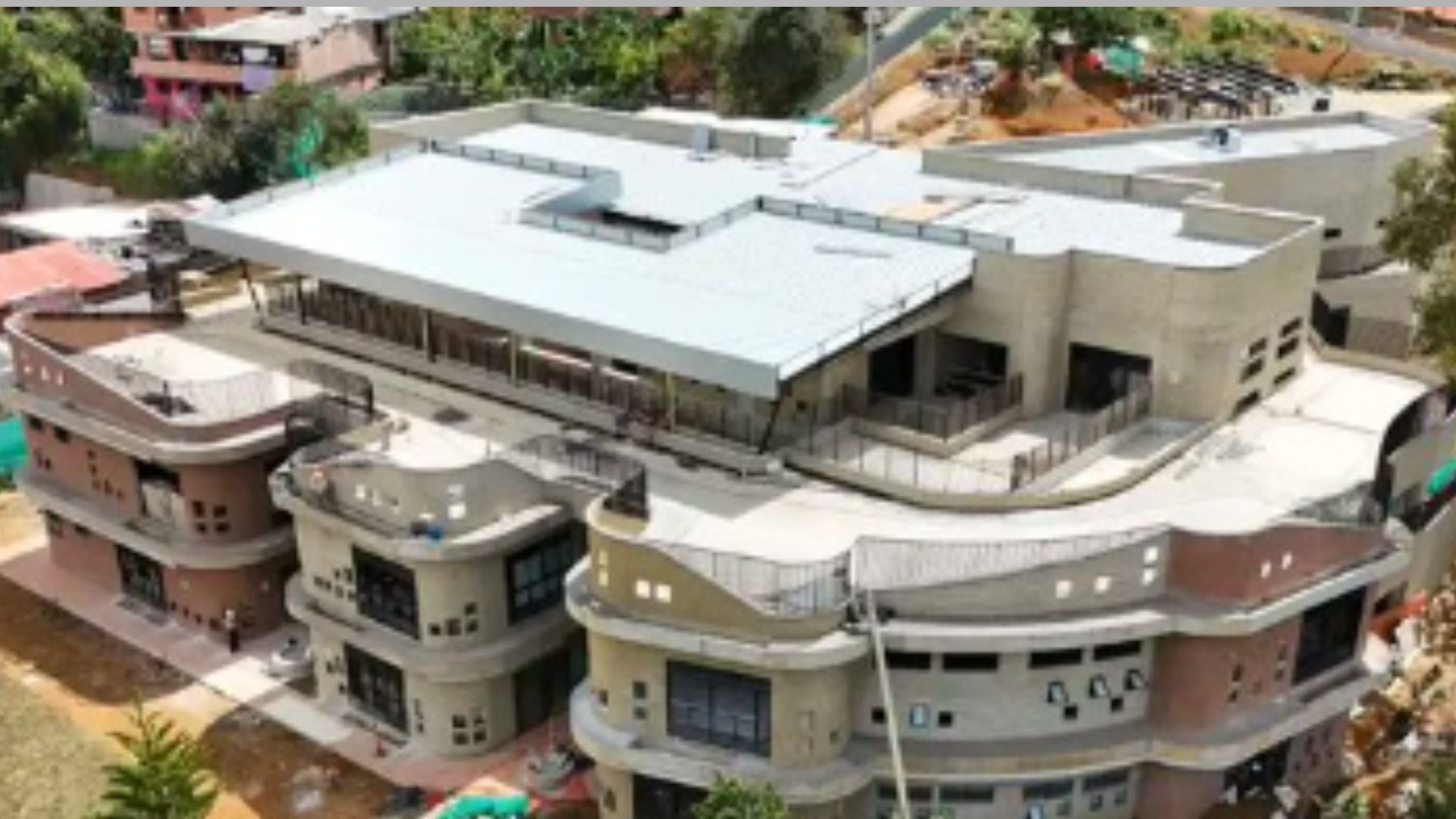 La construcción del Jardín Infantil Buen Comienzo Chambacú supera el 80 % de ejecución y contará con 12 salas de atención, cocina, comedor y espacios recreativos para la primera infancia en San Cristóbal.