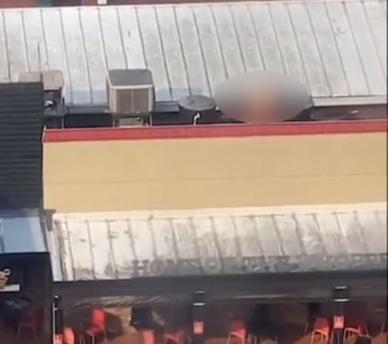 El sujeto estaba sin prenda alguna e ingresó su cuerpo completamente dentro de uno de los tanques.