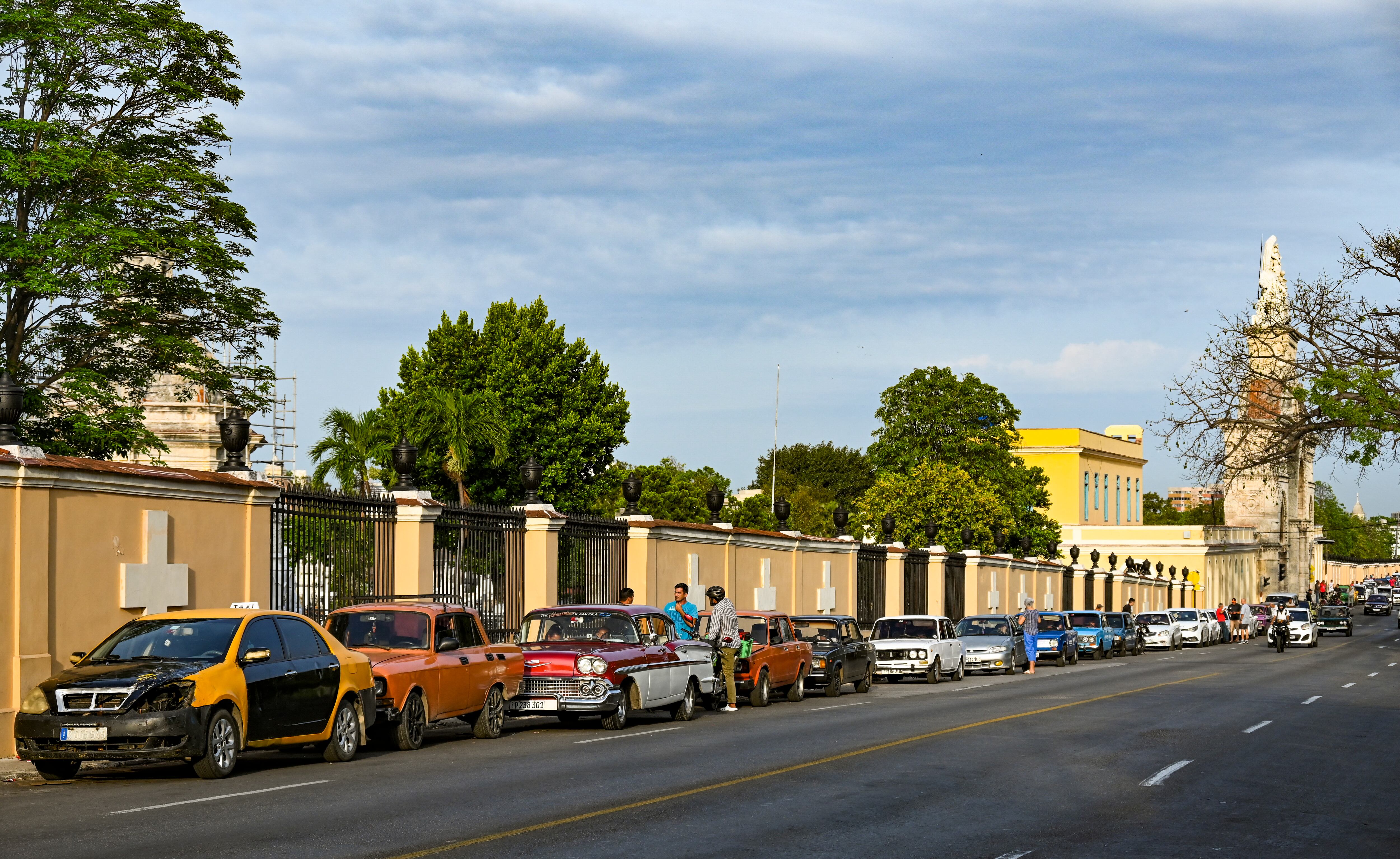 Conductores hacen cola para cargar combustible cerca de una gasolinera en La Habana el 24 de abril de 2023. - "¡Esto es un infierno!" exclama Lázaro Díaz, un mensajero cubano de 59 años que hace cola desde hace un día con la esperanza de conseguir gasolina, en la crisis de escasez de combustible más larga que los habaneros dicen haber vivido en años. (Foto de YAMIL LAGE / AFP)