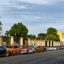 Conductores hacen cola para cargar combustible cerca de una gasolinera en La Habana el 24 de abril de 2023. - "¡Esto es un infierno!" exclama Lázaro Díaz, un mensajero cubano de 59 años que hace cola desde hace un día con la esperanza de conseguir gasolina, en la crisis de escasez de combustible más larga que los habaneros dicen haber vivido en años. (Foto de YAMIL LAGE / AFP)