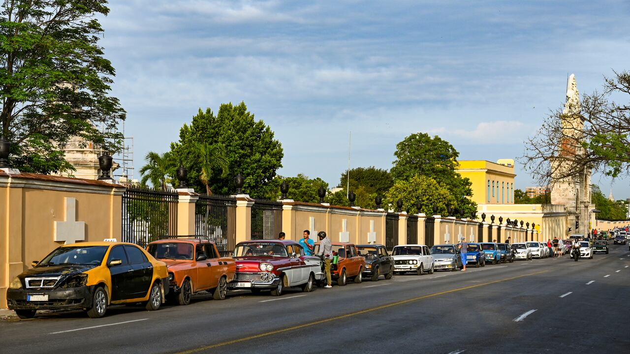 Conductores hacen cola para cargar combustible cerca de una gasolinera en medio de la crisis por la escasez de combustible más larga que los habaneros dicen haber vivido en años. (Foto de YAMIL LAGE / AFP)