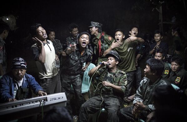 El fotógrafo alemán Julius Schrank, quien trabaja para De Volkskrant, obtuvo el primer premio en la categoría de Foto única de vida cotidiana con esta imagen de soldados del Ejército de Independencia de Kachin en el funeral de uno de sus comandantes, quien había muerto el día anterior en Birmania. (EFE)