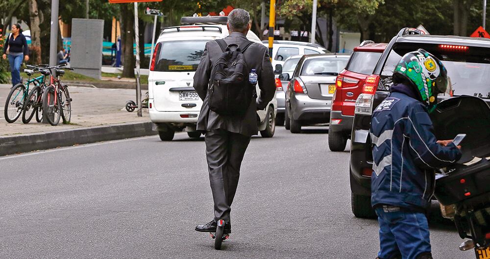  En Europa, la movilidad en patineta eléctrica está regulada. Incluso, en París (Francia) cancelaron el alquiler de este vehículo para prevenir accidentes.