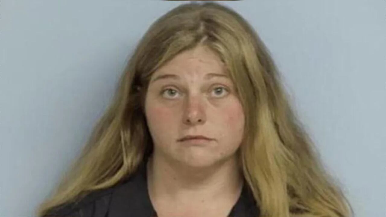 Las autoridades de Estados Unidos detuvieron a una mujer acusada de disparar contra un conductor de camión cuando se encontraba en su vehículo en compañía de sus tres hijos pequeños.