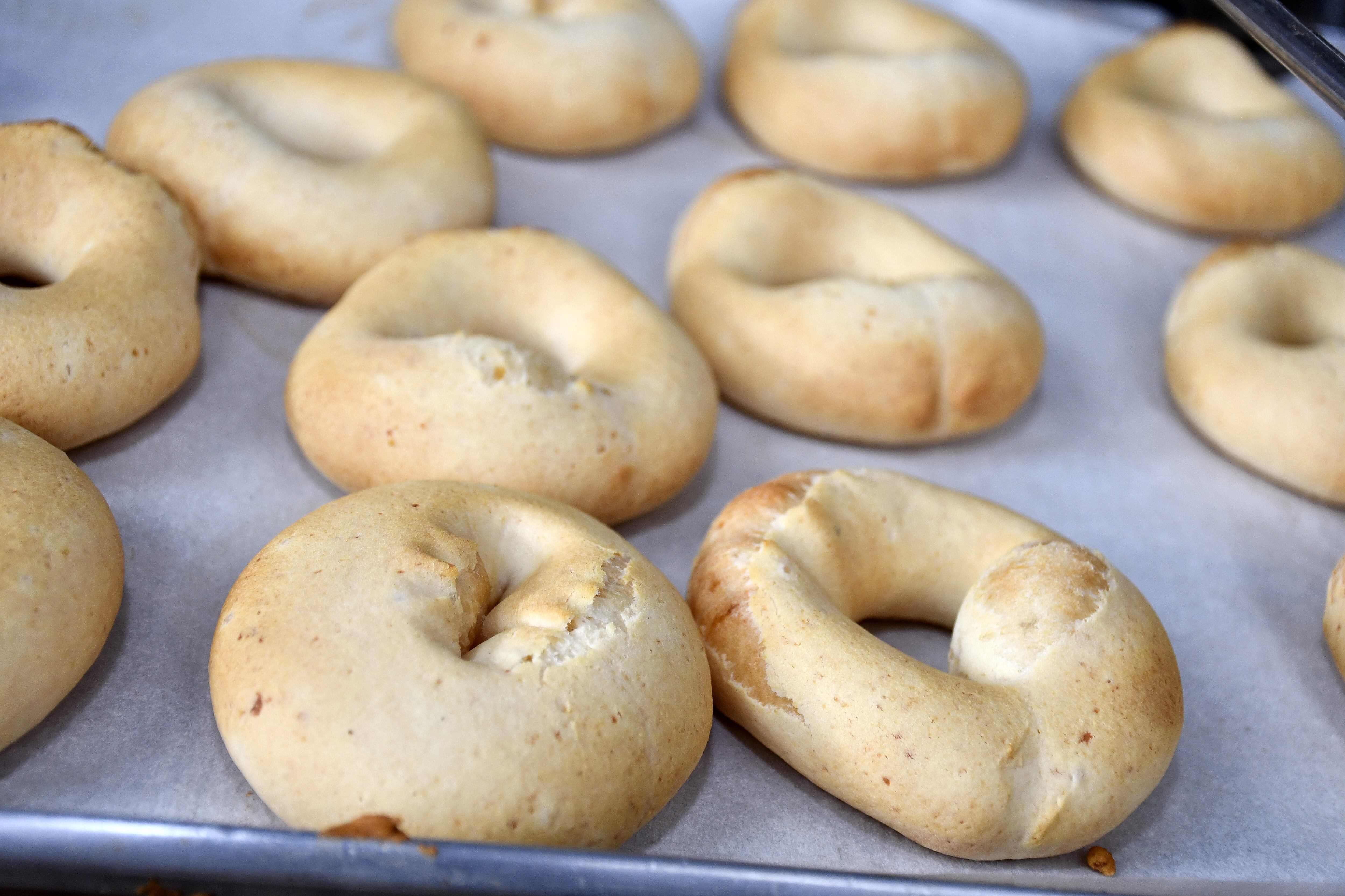 Cali: Pandebono el "mejor pan del mundo"  según Taste Atlas. Este producto típico valluno, que también se fabrica y comercializa en diferentes partes del país, la noticia ha llenado de orgullo a los caleños, pues el pandebono hace parte de la cultura, identidad e historia gastronómica de la región. Foto José L Guzmán. EL País