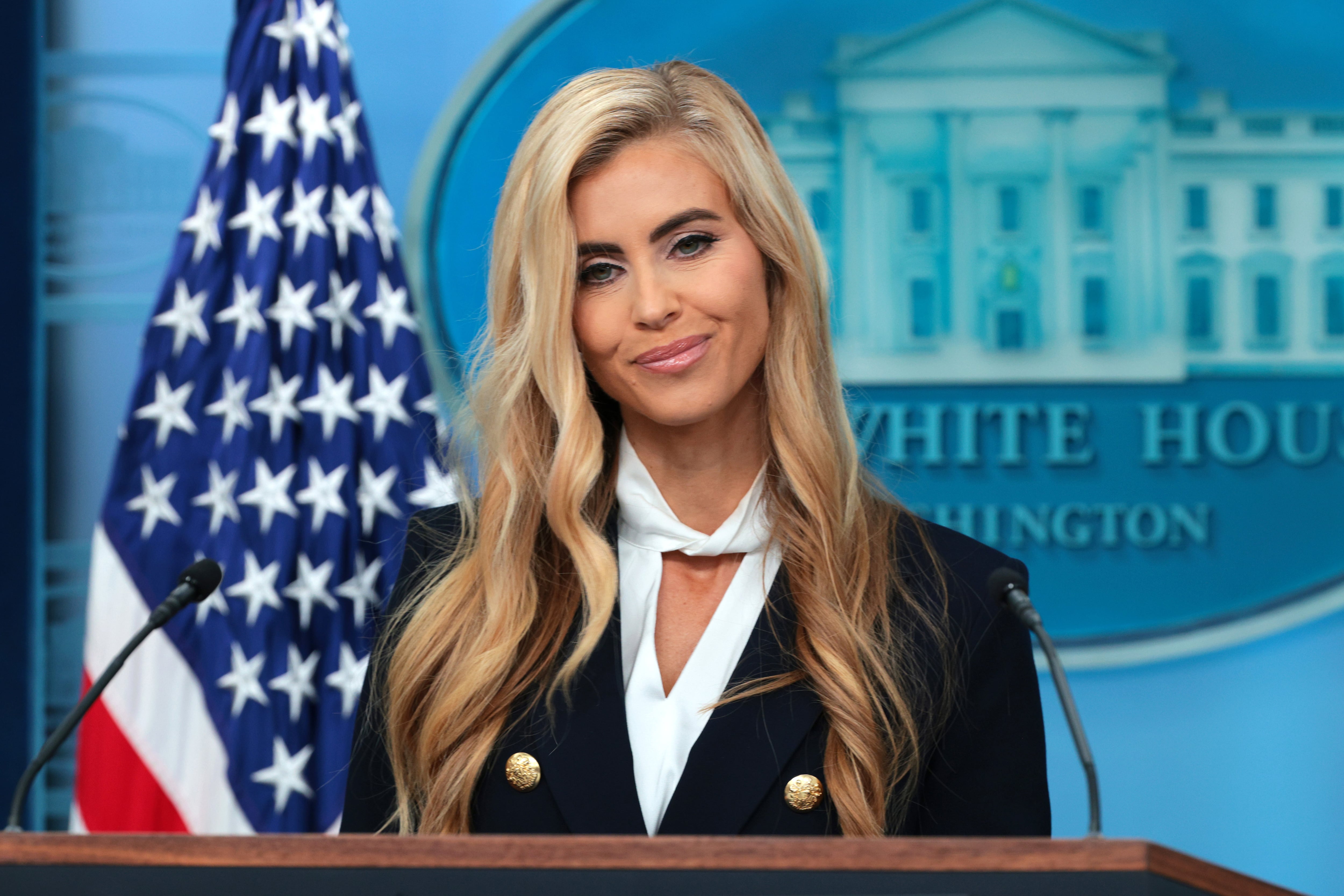 13 de octubre: La secretaria de prensa de la Casa Blanca, Katie Zacharia, ofrece una rueda de prensa en la sala James S. Brady de la Casa Blanca el 13 de octubre de 2026,