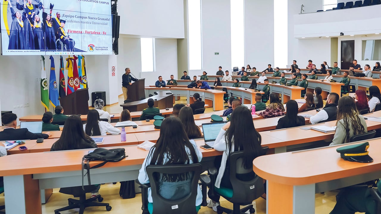 Jóvenes en la Universidad Militar Nueva Granada durante una jornada académica, un espacio clave para fortalecer la participación y la construcción de ciudadanía.
