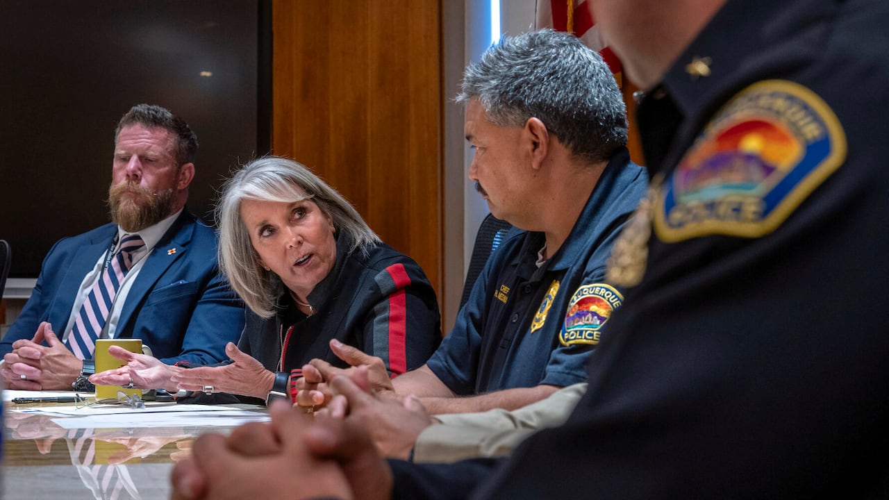 La gobernadora Michelle Lujan Grisham en una rueda de prensa en la cual habló de un reciente tiroteo en Albuquerque que cobró la vida de un niño de 11 años.
