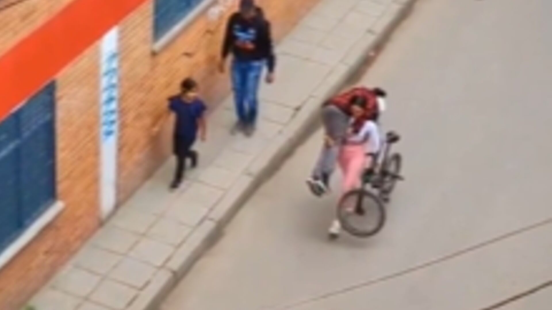 Un video causa sensación en redes sociales por mujer que lleva a su supuesto novio borracho a la casa.