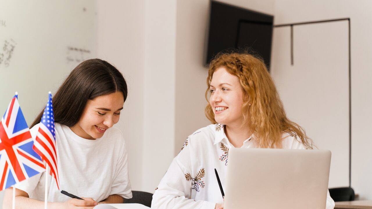 Cuando los estudiantes llegan a la secundaria se encuentran con profesores de inglés que sí son licenciados en lenguas extranjeras, pero el principal obstáculo son las limitadas horas de clases semanales.