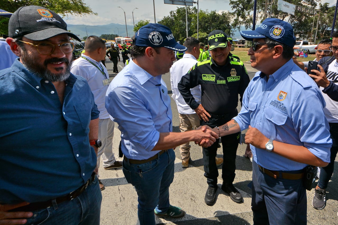 El alcalde Cali Alejandro Eder, el Coronel Carlos Germán Oviedo Lamprea, Comandante Policía Metropolitana Santiago de Cali, Jairo García Secretario de Seguridad y Justicia Cali, durante el Plan retorno en el primer puente festivo del año.