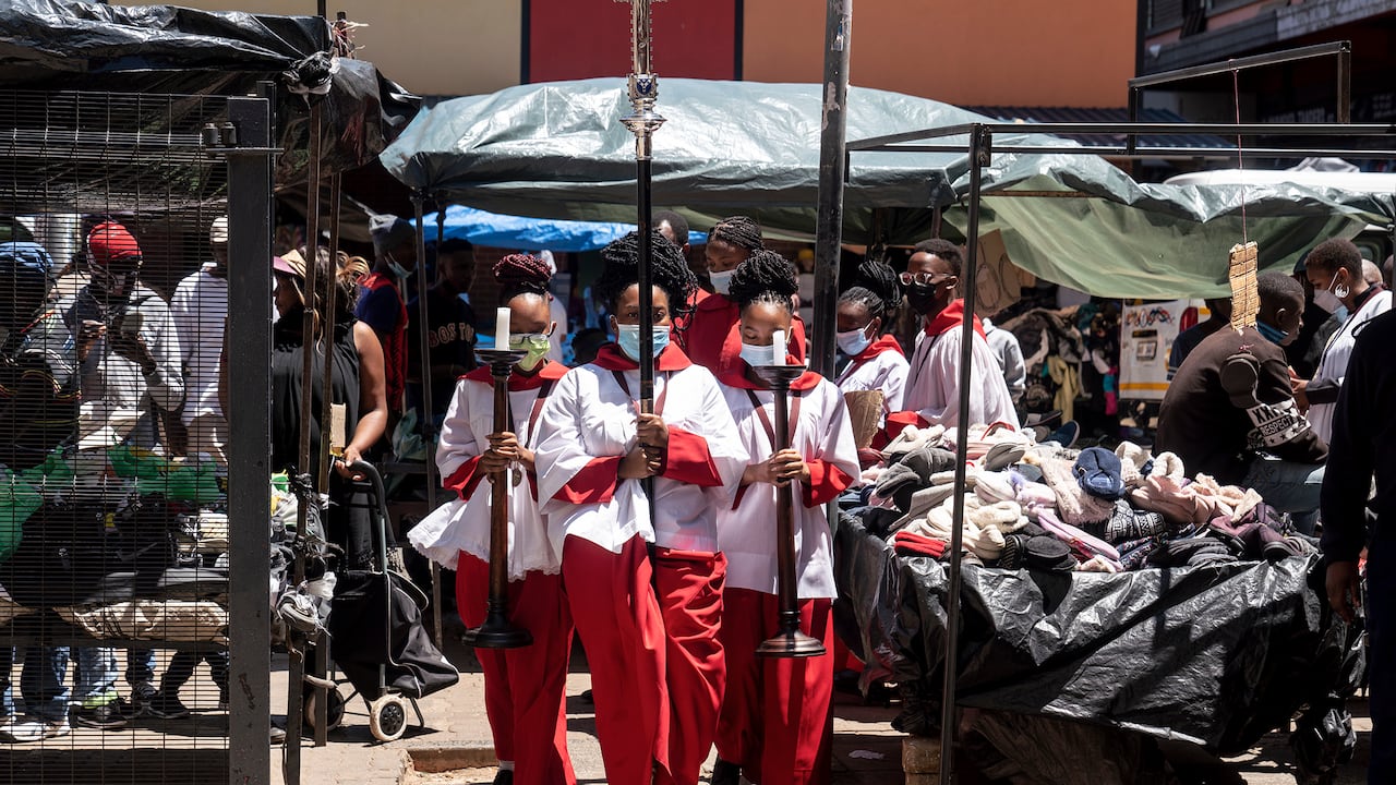 Las reuniones están restringidas a no más de 1.000 personas en interiores y no más de 2.000 personas al aire libre.