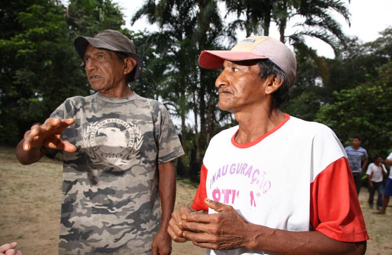 Joaquin Makuna y Fernando Tanimuka son indígenas tradicionales de la zona. Estuvieron ambos en la cumbre organizada por Acitava y financiada por Cosigo. Aquí están contando la historia de Yuisi. Dicen que el sitio es tan sagrado que las mujeres no pueden entrar ni vivir allí porque lo contaminan. 