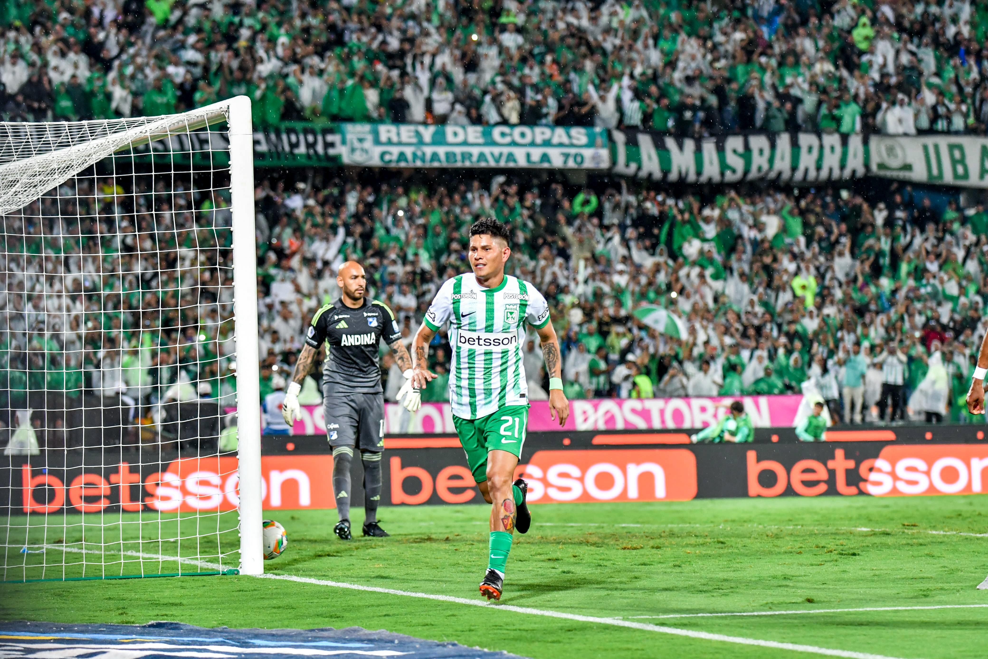 Jorman Campuzano celebra su primer gol con la camiseta de Atlético Nacional.