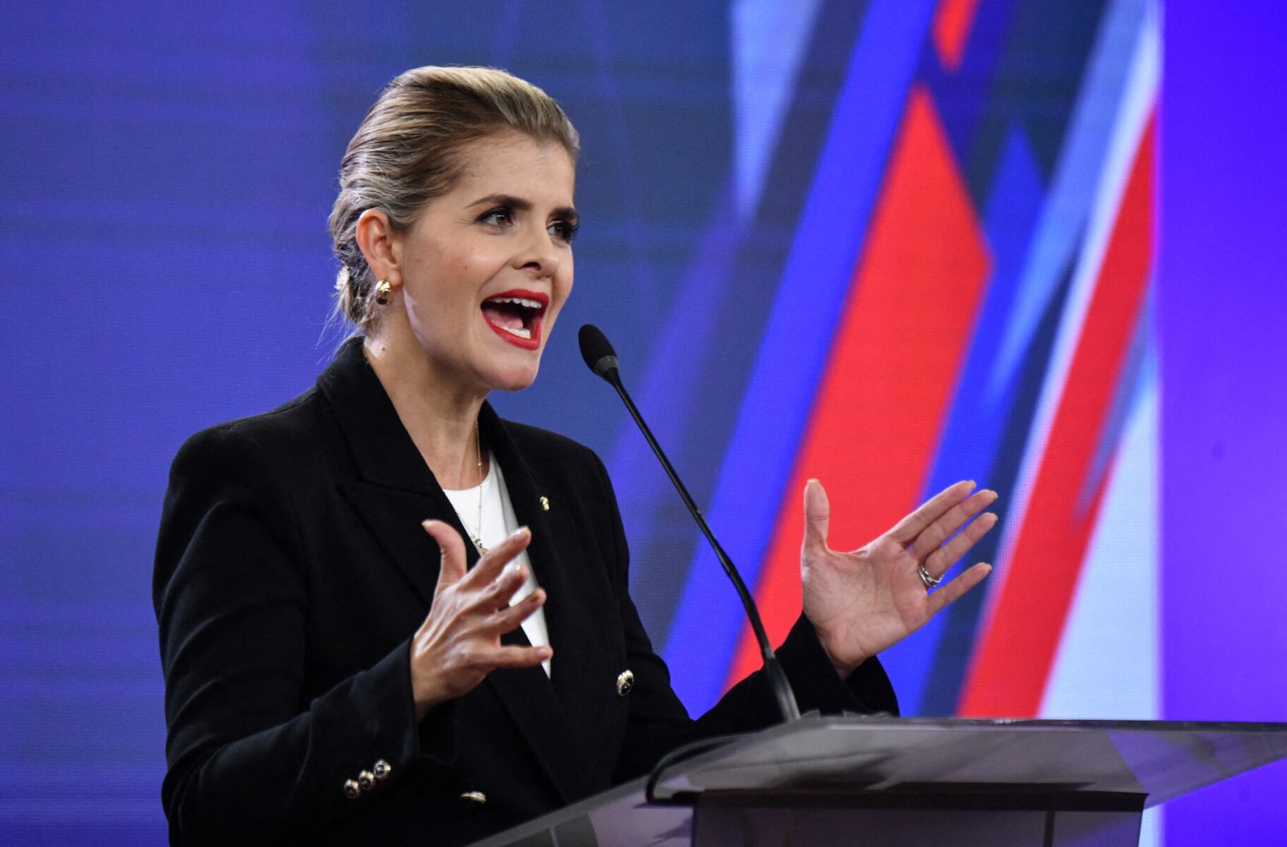 La candidata presidencial de Costa Rica, Laura Fernández, del partido Pueblo Soberano, habla durante un debate en el Tribunal Supremo Electoral (TSE) en San José, Costa Rica, el 11 de enero de 2026.