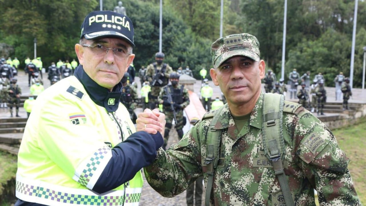 Con esta imagen, la Policía y el Ejército nacional dan un mensaje de unión al país.