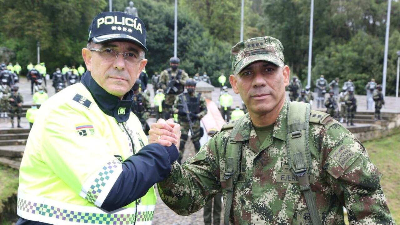 Con esta imagen, la Policía y el Ejército nacional dan un mensaje de unión al país.
